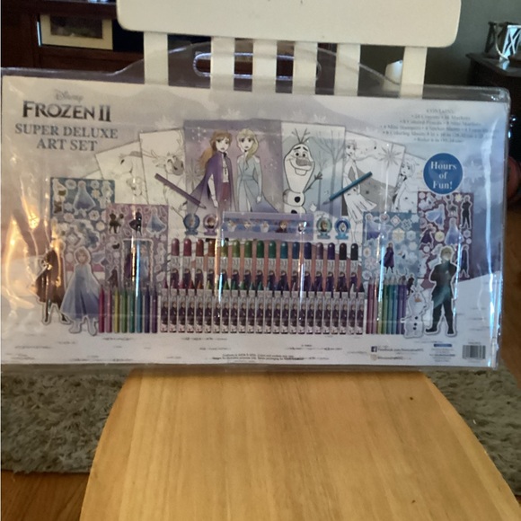 COPY - Disneys Frozen 2 Super Deluxe Art Kit - Picture 3 of 3